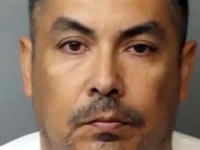 Agente migratorio fuera de servicio apunta con un arma a un menor