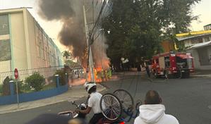 Se incendia autobús de la OMSA y las llamas afectan cables eléctricos y de internet