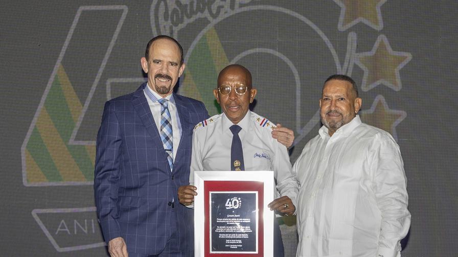 Caribe Tours celebra sus 40 años en una velada llena de reconocimientos