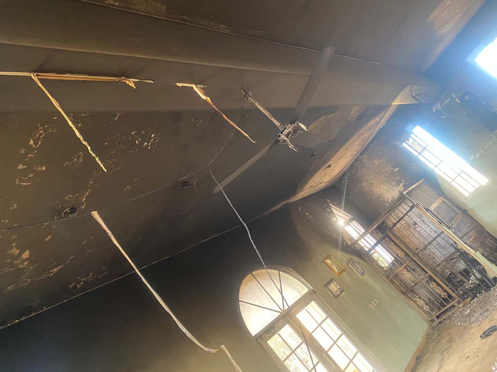 El fuego afectó zonas del techo.