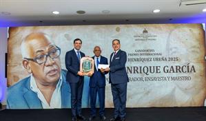 Entregan Premio Internacional Pedro Henríquez Ureña 2025 al escritor dominicano José Enrique García