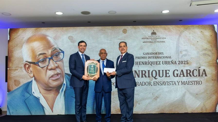 Entregan Premio Internacional Pedro Henríquez Ureña 2025 al escritor dominicano José Enrique García