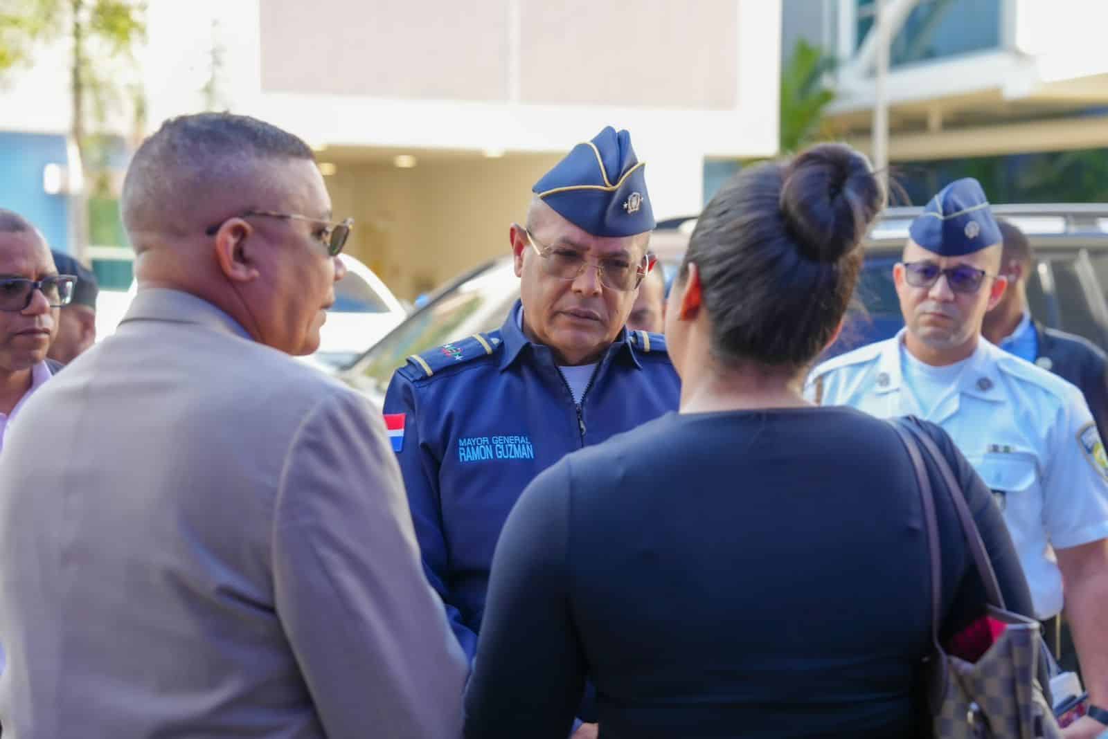 El director de la Policía Nacional, Ramón Antonio Guzmán Peralta, junto a familiares del coronel Vargas.