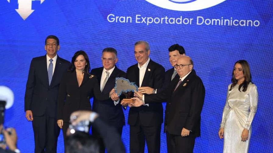 Grupo Rica recibe premio "Gran Exportador Dominicano" otorgado por Adoexpo Grupo Rica recibe premio "Gran Exportador Dominicano" otorgado por Adoexpo