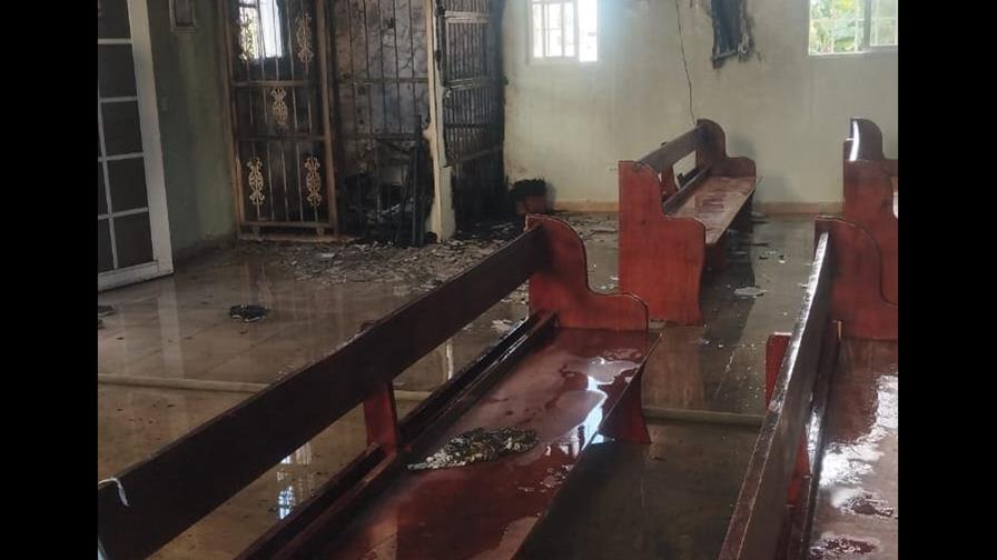 Incendio afecta iglesia adventista de Villa Cristal en Higüey