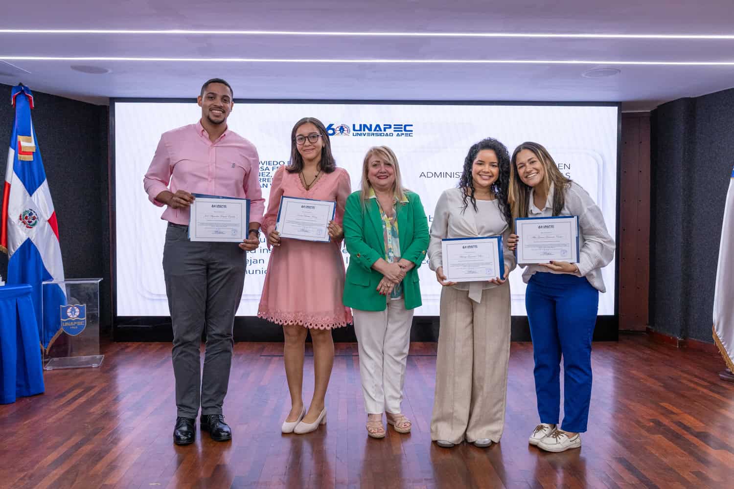María L. Montás, decana Escuela de Turismo, Mercadeo y Gastronomía entrega reconocimiento