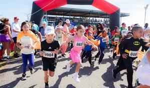 El mini maratón de disfraces Kids Fun Run 2025 reúne a familias en Santo Domingo