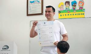 Noboa aparta de su cargo a seis ministros tras derrota en referendo en Ecuador