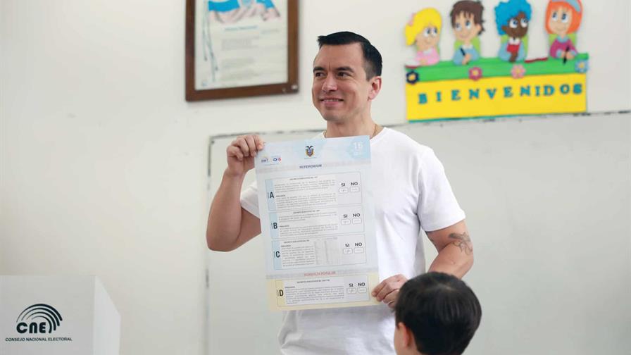 Noboa aparta de su cargo a seis ministros tras derrota en referendo en Ecuador