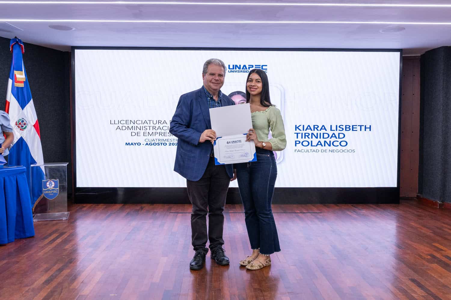 Rafael Mejía, decano Negocios, y Kiara Trinidad