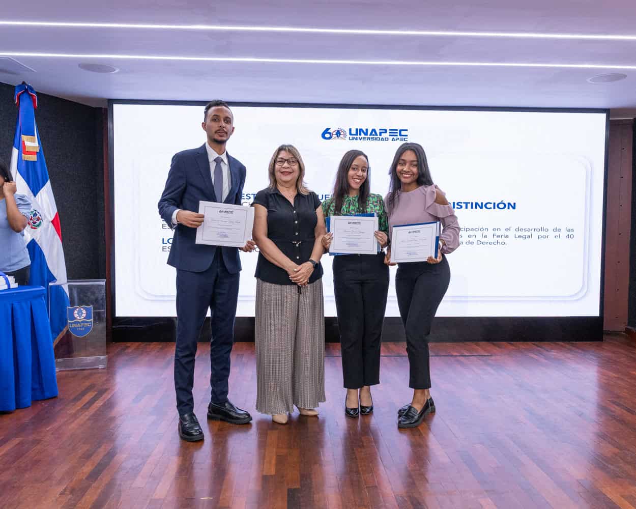 Rosa L. Fernández, decana Escuela Derecho junto a estudiantes reconocidos