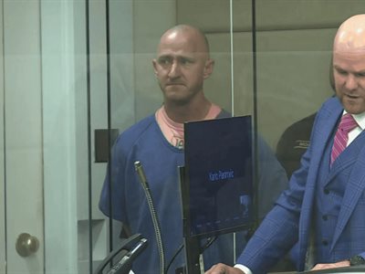 Liberan a expiloto intentó apagar motores de un avión en pleno vuelo