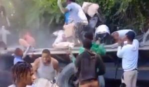 Una patana cargada de cemento se accidenta en San Cristóbal y ciudadanos la saquean