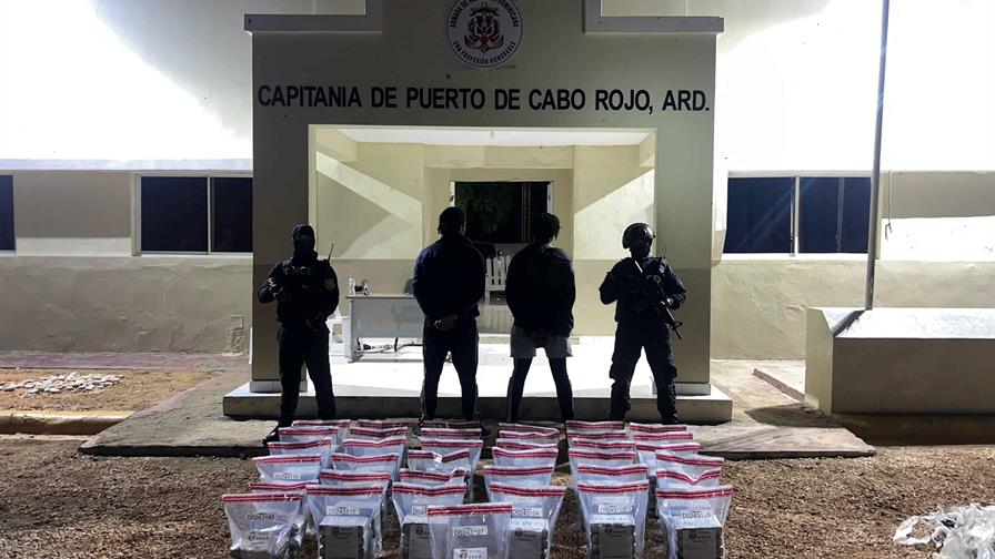 Decomisan cargamento de cocaína y marihuana en las costas de Pedernales; apresan a dos hombres Decomisan cargamento de cocaína y marihuana en las costas de Pedernales; apresan a dos hombres
