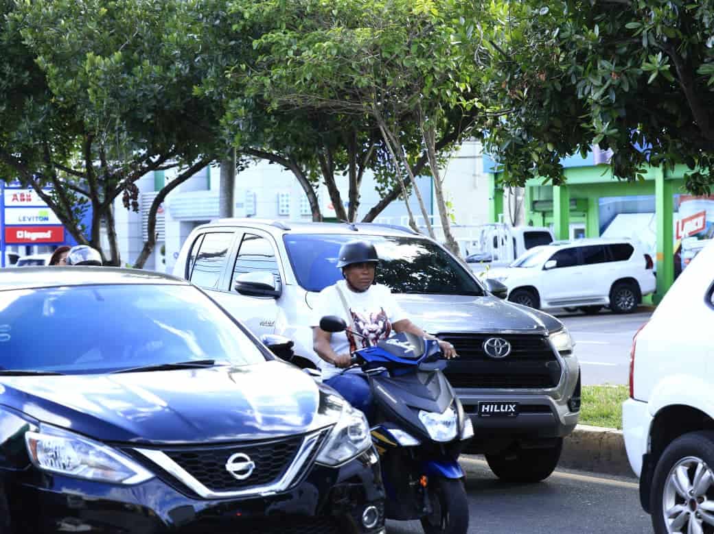 Un conductor con un casco en una vía de la ciudad. 