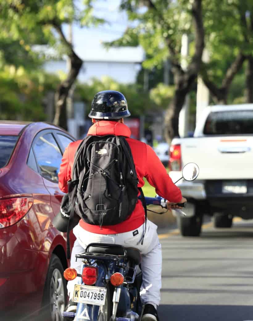 Un motorista en una de las vías de la capital. 