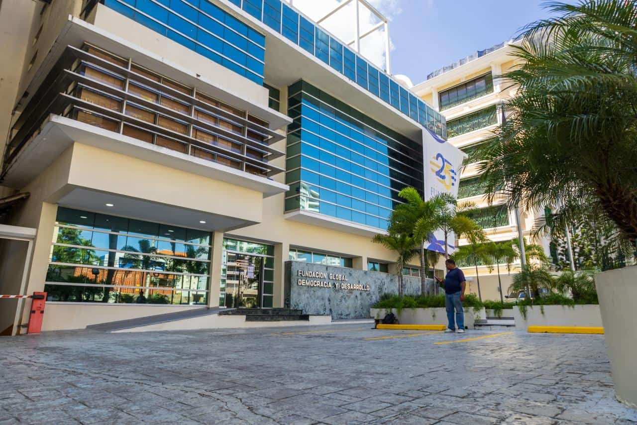 Fachada de la entrada principal de Funglode.