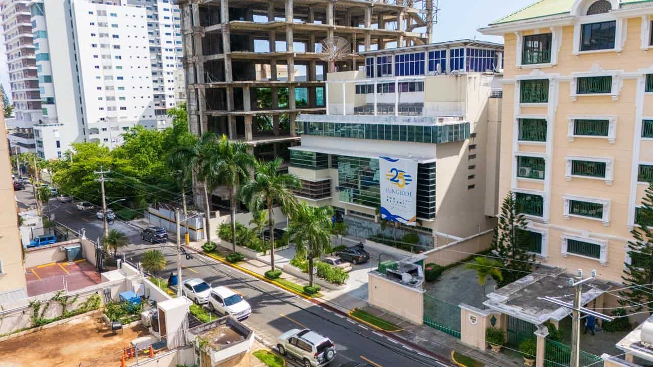 El área de construcción de Funglode se extiende hasta la calle César Nicoláas Penson.