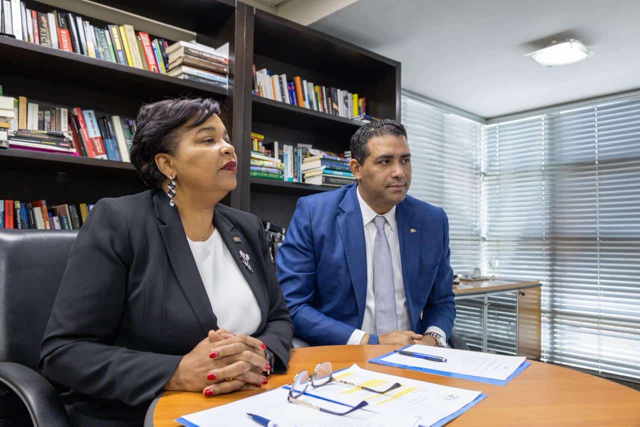 Aida Montero, directora de la biblioteca Juan Bosch, de Funglode, y Marco Herrera, director ejecutivo de la entidad.