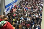 Otro fallo en el metro deja a pasajeros varados y caminando en los rieles; el segundo del día