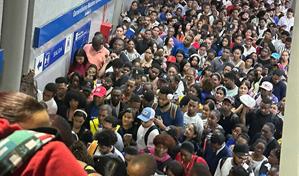 Otro fallo en el metro deja a pasajeros varados y caminando en los rieles; el segundo del día