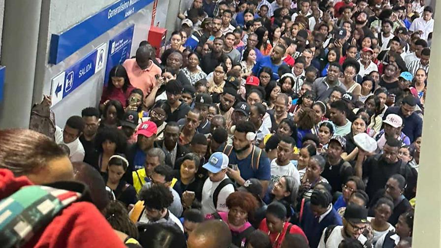 Otro fallo en el metro deja a pasajeros varados y caminando en los rieles; el segundo del día