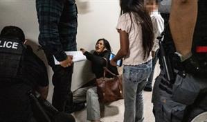 ICE realiza redada en Nueva York y apunta con armas a una mujer y sus hijos, según medios