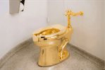 Un inodoro de oro del artista Maurizio Cattelan se vende por 12.1 millones en subasta Un inodoro de oro del artista Maurizio Cattelan se vende por 12.1 millones en subasta