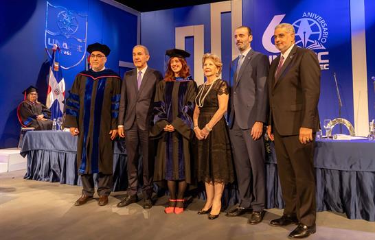 Unapec distingue a escritora Irene Vallejo con su máximo honor académico