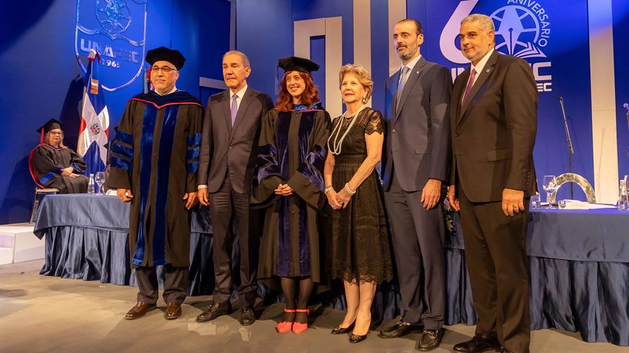 Unapec distingue a escritora Irene Vallejo con su máximo honor académico