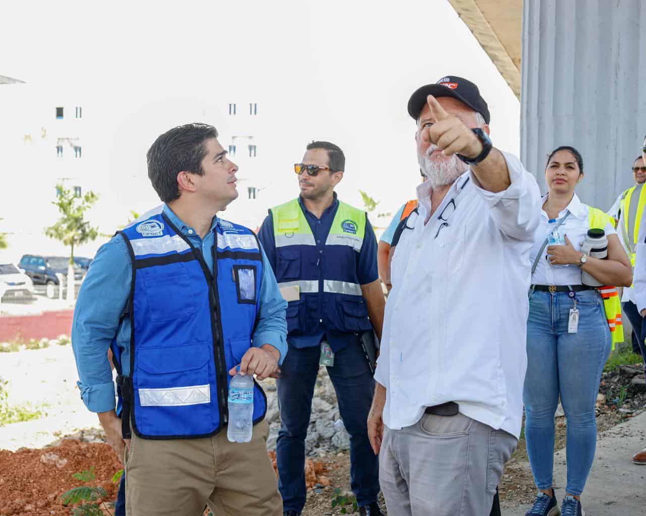 El funcionario recibe explicaciones durante el recorrido.