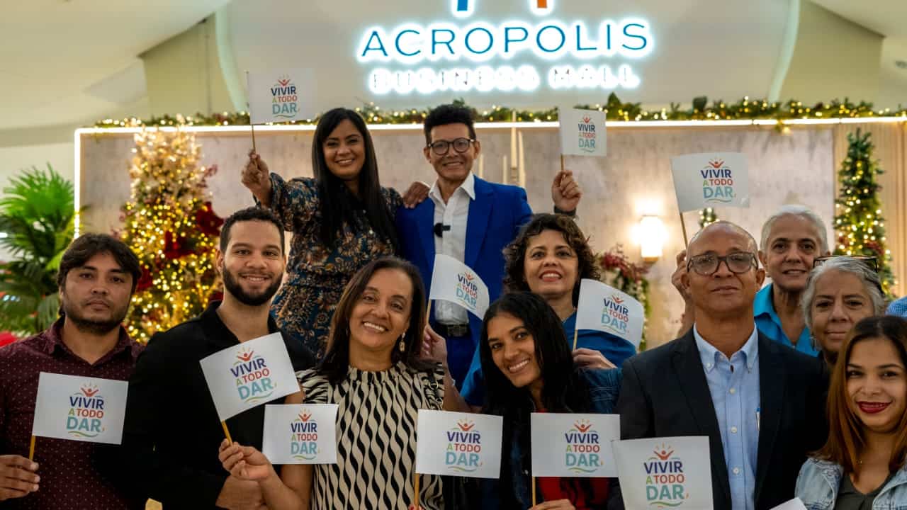 Jen Sánchez y Miguel Braho compartiendo con parte del público tras la presentación del proyecto motivacional "Vivir a Todo Dar" en Acrópolis Business Mall.<br><br><br>