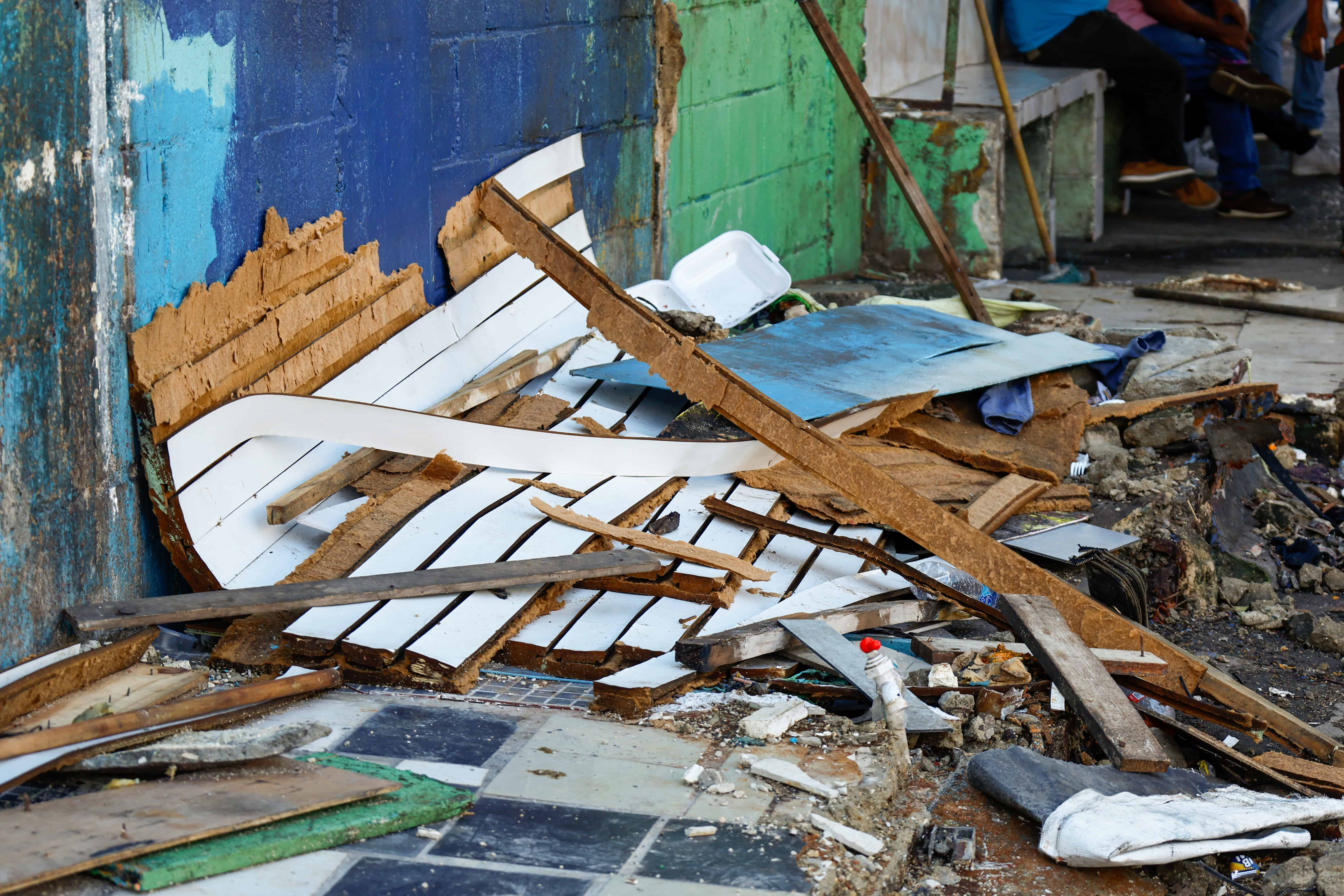 Escombros dejados por los desocupantes.