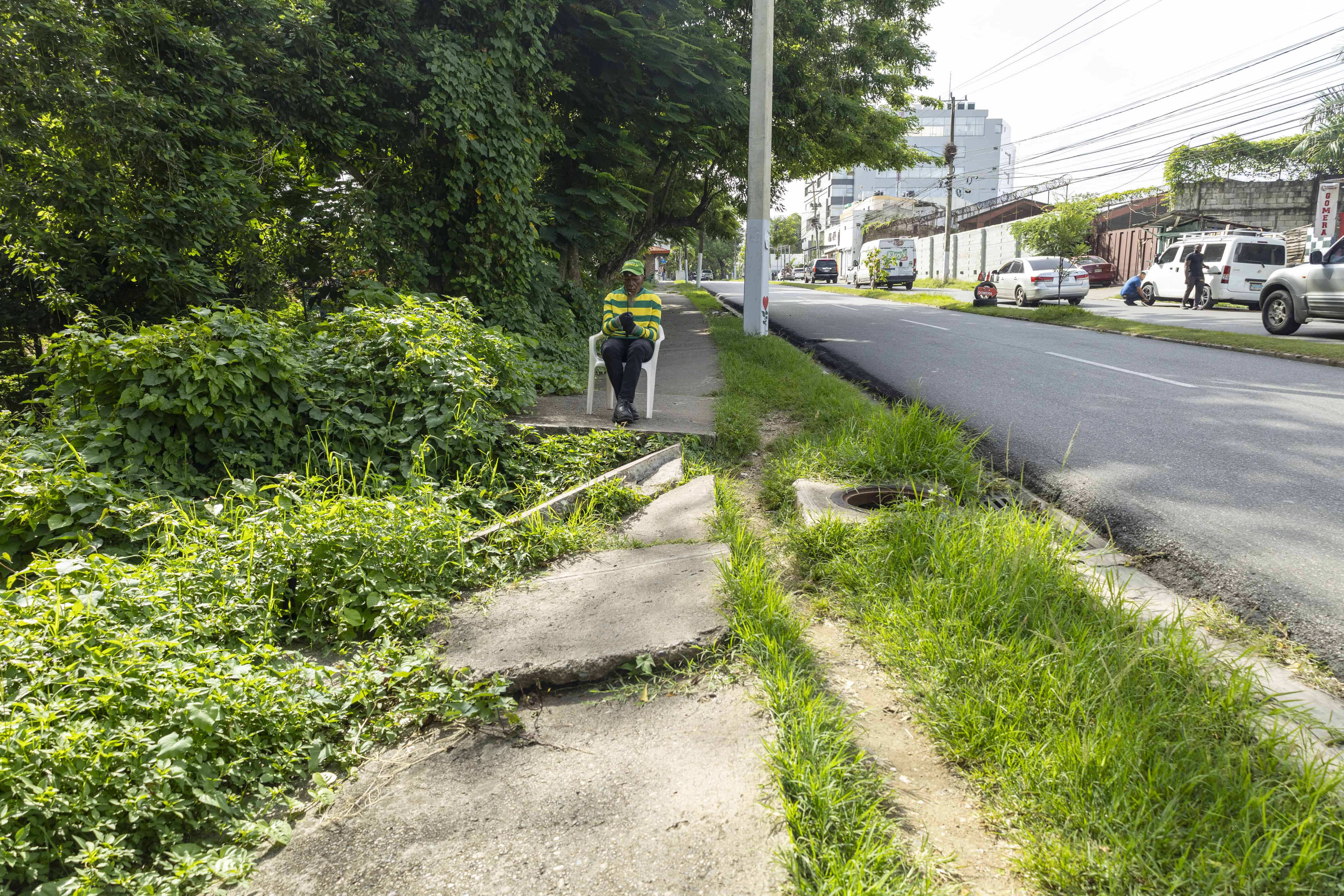 Los peatones no podían caminar por la acera.