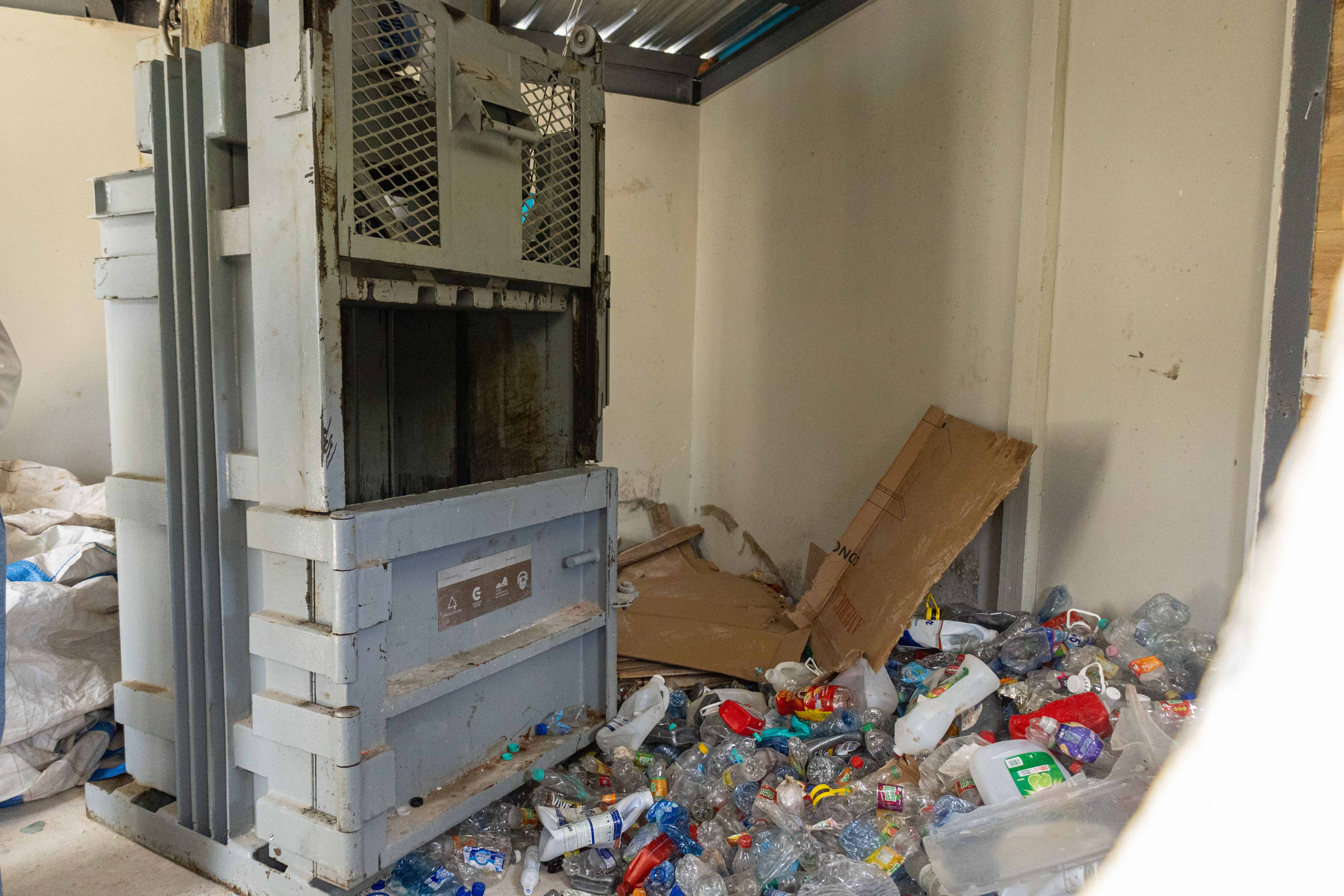 Máquina compactadora en Las Galeras