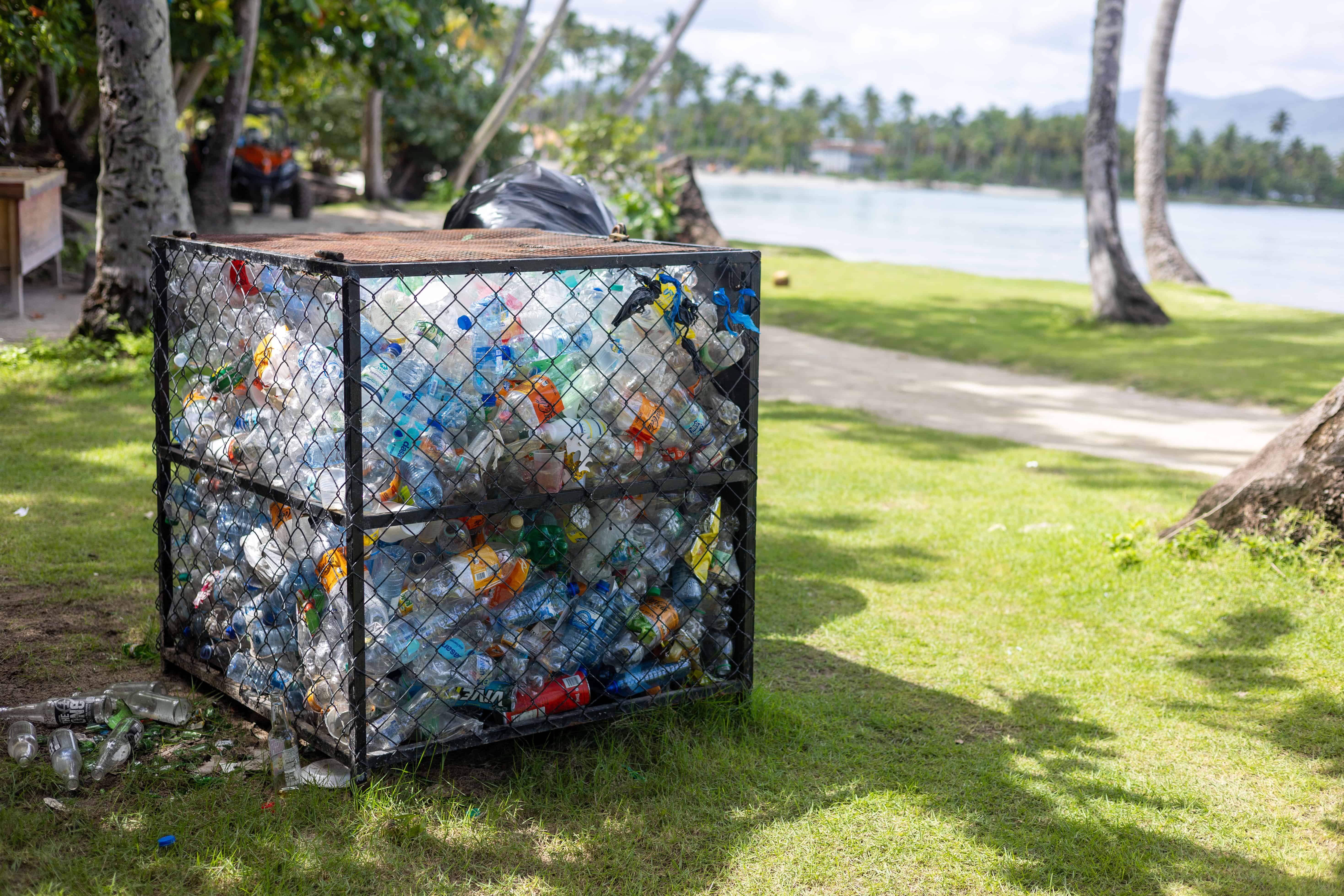 Contenedor para plásticos en playa de Las Galeras.