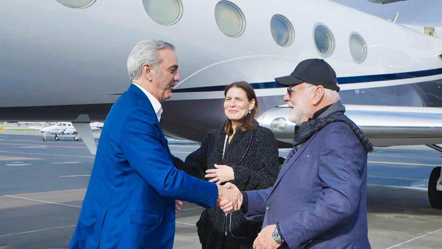 Abinader llega a California para participar en reunión anual de la industria de semiconductores