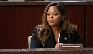 La congresista acusada de robar cinco millones para desastres naturales comparece en Miami