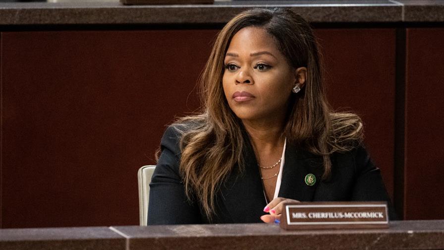 La congresista acusada de robar cinco millones para desastres naturales comparece en Miami