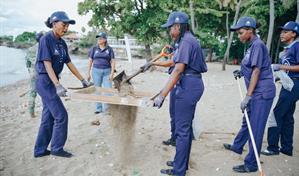 Jóvenes del voluntariado "Agentes al 100" realizan jornada de limpieza en la Playa de Montesinos