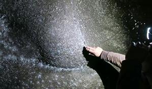 Descubren una telaraña gigante con 111,000 arañas en una gruta de Grecia