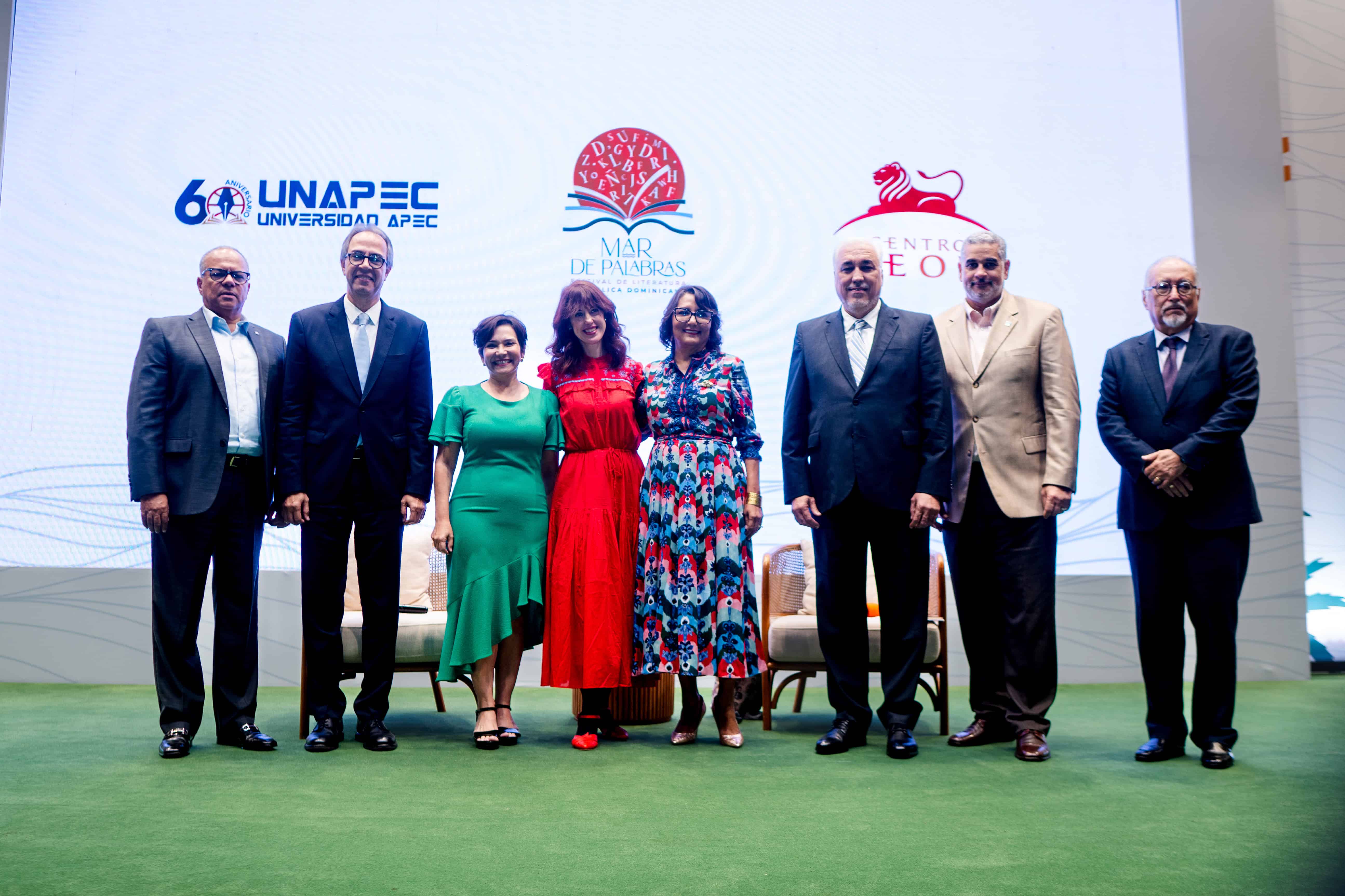 La escritora Irene Vallejo comparte con diversas personalidades durante el encuentro literario.<br>