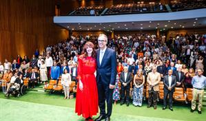 Irene Vallejo destaca que el libro impreso fortalece la memoria y la concentración