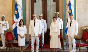 Sobriedad y elegancia: análisis del vestuario de Leah Campos y Raquel Peña en el Palacio Nacional