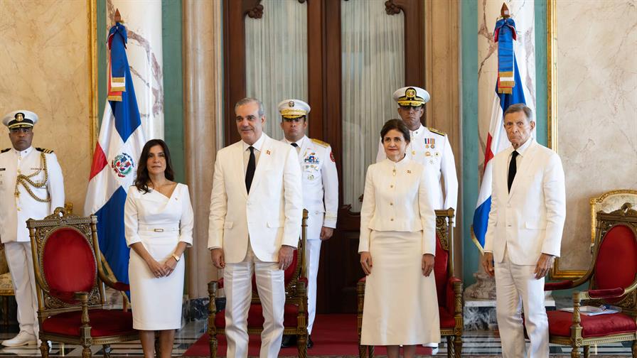 Sobriedad y elegancia: análisis del vestuario de Leah Campos y Raquel Peña en el Palacio Nacional Sobriedad y elegancia: análisis del vestuario de Leah Campos y Raquel Peña en el Palacio Nacional
