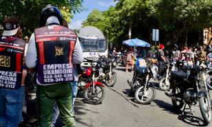 Motoconchistas protestan frente al Palacio Nacional por obligatoriedad de cascos homologados