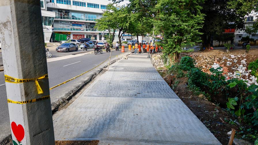 Obras Públicas escucha clamor de ciudadanos a través de José Boquete y reconstruye acera Obras Públicas escucha clamor de ciudadanos a través de José Boquete y reconstruye acera