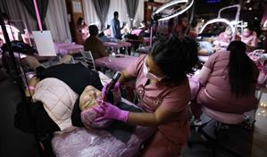 Micropigmentación y tatuajes sanan el alma de pacientes de cáncer en Ciudad de México