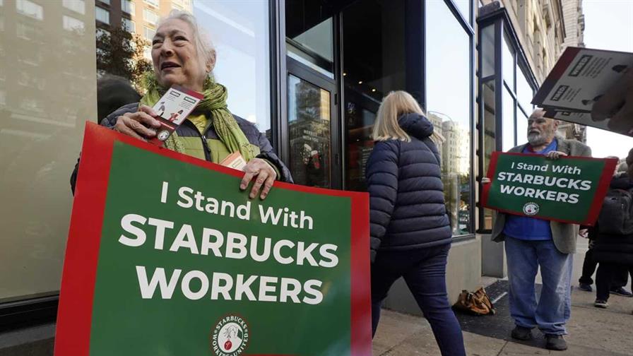 La huelga de empleados de Starbucks se amplía a más cafeterías en EE. UU. tras una semana