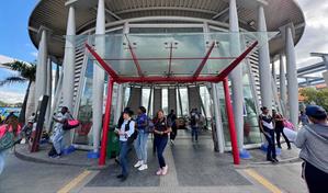 "Tuve que irme caminando: usuarios del metro narran caos tras averías en el metro